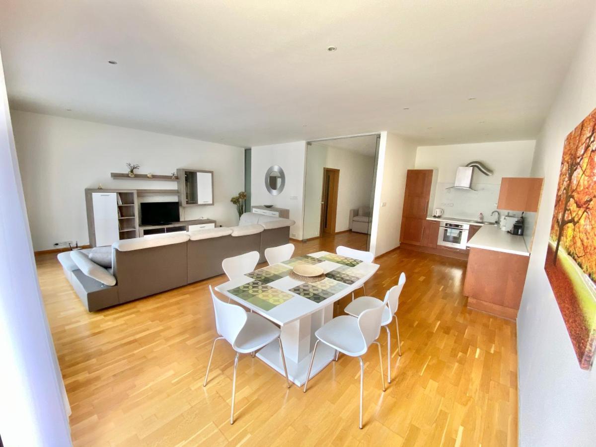 Apartment Korunni Dvur 130M2, 2 Free Parkings Прага Екстер'єр фото